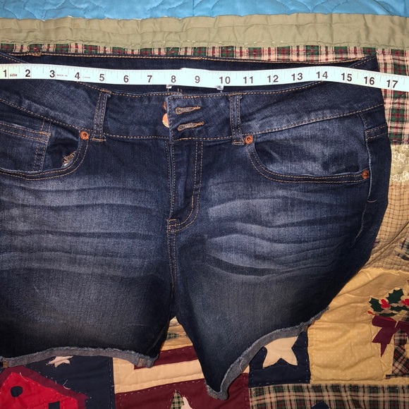 Bermuda Shorts - Picture 3 of 5